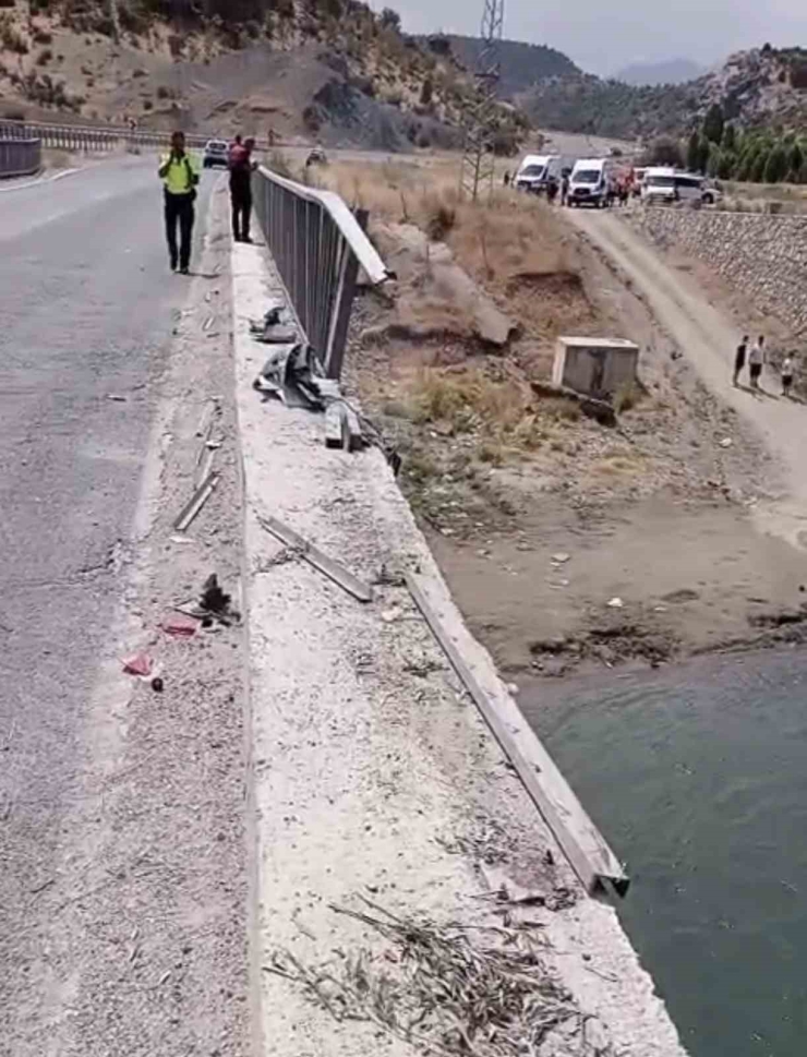 Otomobil, Göksu Çayı’na Düştü: Bariyer Parçasının İsabet Ettiği Çocuk Yaralandı
