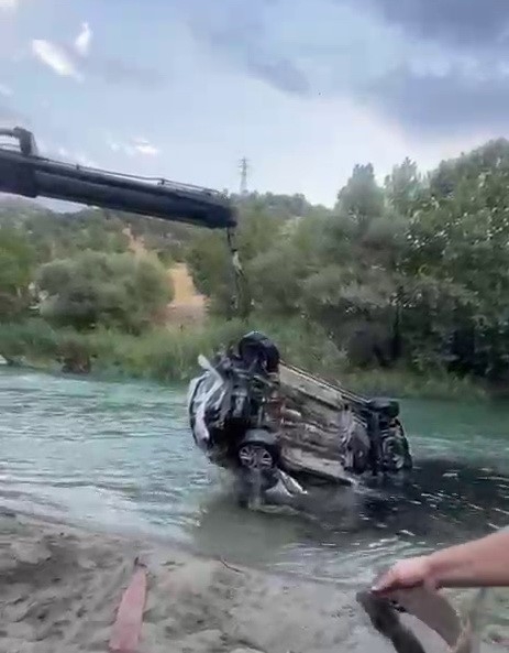 Göksu Çayına Düşen Araç Çıkarıldı