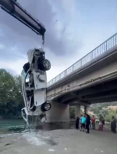 Göksu Çayına Düşen Araç Çıkarıldı