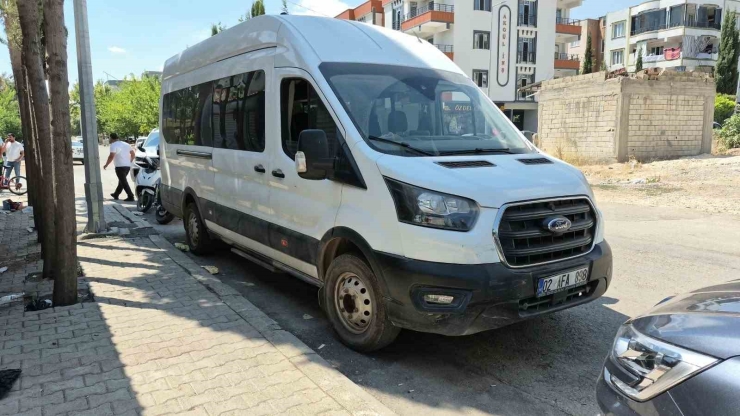 Minibüs İle Motosiklet Çarpıştı: 2 Yaralı