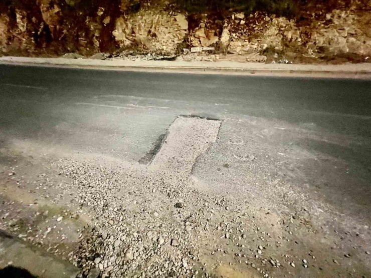 Çukura Giren Araçların Lastikleri Patladı