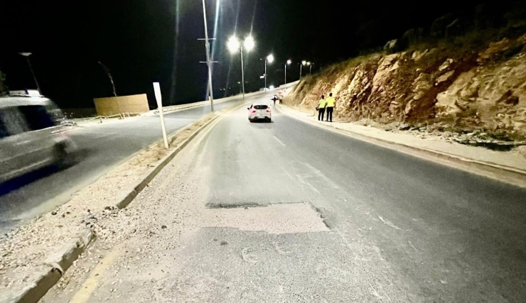 Çukura Giren Araçların Lastikleri Patladı