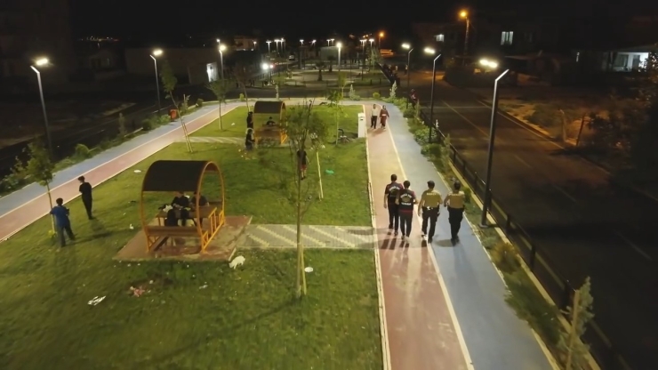 Adıyaman’da Asayiş Uygulamasında 2 Aranan Şahıs Yakalandı