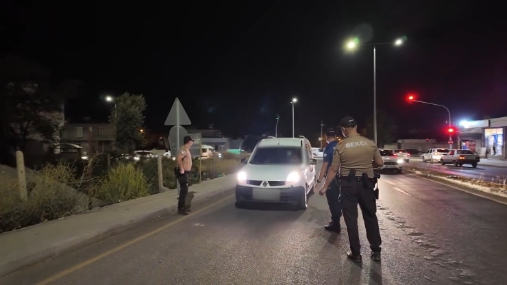 Adıyaman’da Asayiş Uygulamasında 2 Aranan Şahıs Yakalandı