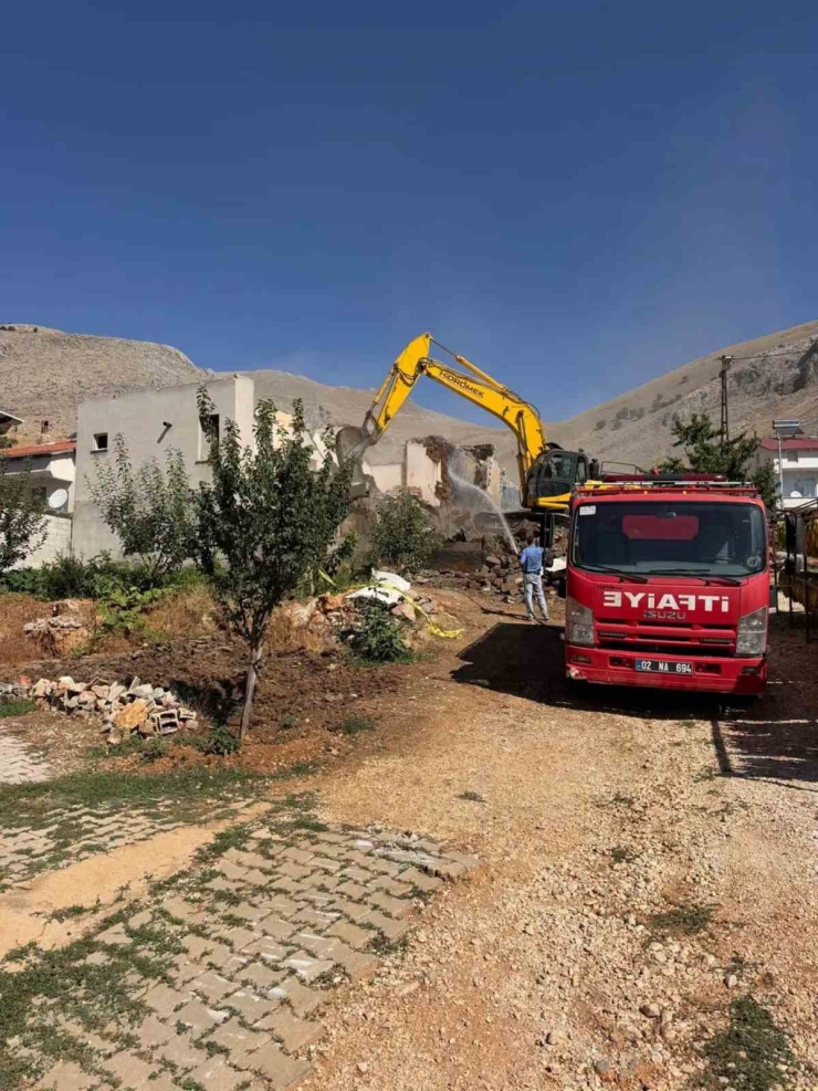 Hasarlı Binaların Yıkımı Sürüyor
