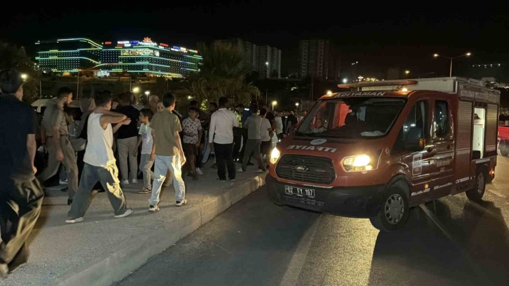 Kontrolden Çıkan Otomobil Park Halindeki Araca Çarptı: 5 Yaralı