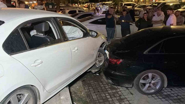 Kontrolden Çıkan Otomobil Park Halindeki Araca Çarptı: 5 Yaralı
