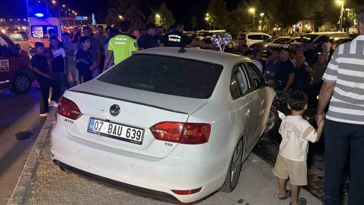 Kontrolden Çıkan Otomobil Park Halindeki Araca Çarptı: 5 Yaralı