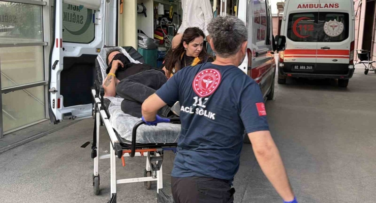 Şiddete Maruz Kalan Kadını Kurtarmak İsterken Bıçaklandı