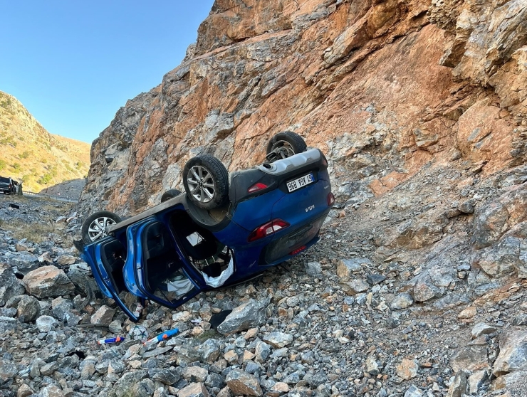 Otomobil Şarampole Yuvarlandı: 1’i Çocuk 5 Kişi Yaralandı