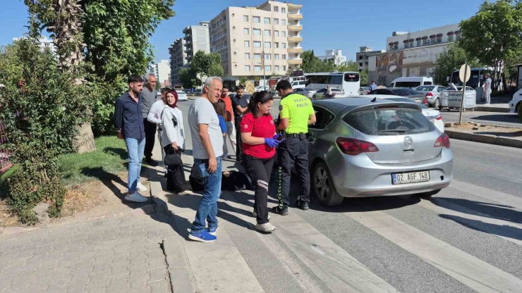 Otomobil Yaya Geçidinde Yayaya Çarptı: 1 Yaralı