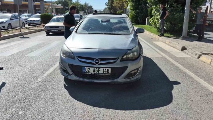 Otomobil Yaya Geçidinde Yayaya Çarptı: 1 Yaralı
