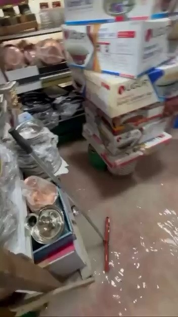 Patlayan Şebeke Hattı İş Yerlerini Bastı
