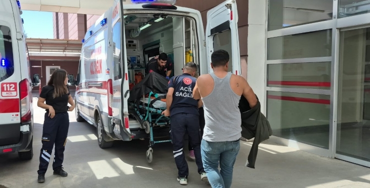 Küçük Çocuğun Kullandığı İş Makinesi Devrildi: 1 Yaralı