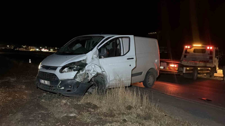 Kaza Sonrası Aracı Bırakıp Kaçtılar