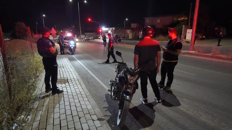 Asayiş Uygulamasında 2 Aranan Şahıs Yakalandı