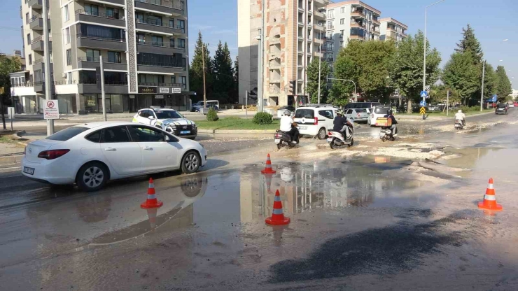 Patlayan Ana Su Hattı Yolu Kullanılamaz Hale Getirdi