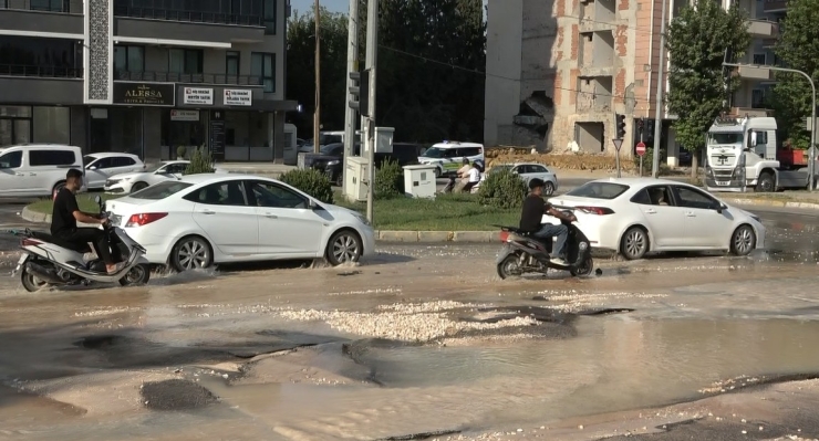 Patlayan Ana Su Hattı Yolu Kullanılamaz Hale Getirdi