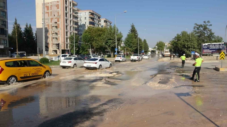 Patlayan Ana Su Hattı Yolu Kullanılamaz Hale Getirdi