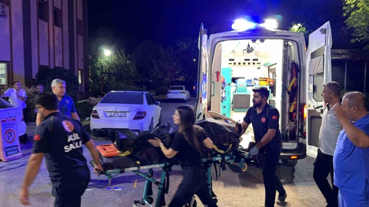 Otomobil Kaldırım Kenarında Oturan Kişiye Çarptı: 1 Ağır Yaralı