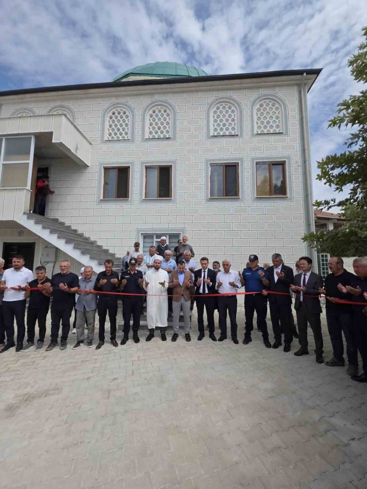 Depremde Yıkılan Karaburun Köyü Camisi Yeniden Hizmete Açıldı