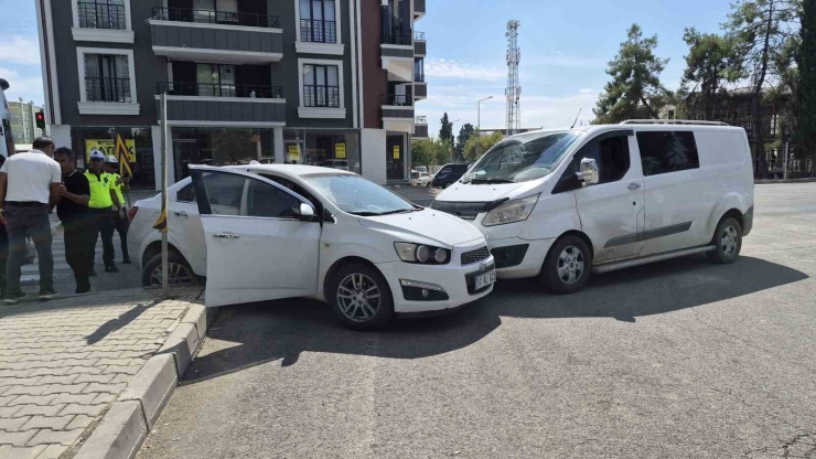 Adıyaman’da Otomobil İle Hafif Ticari Araç Çarpıştı: 1 Yaralı