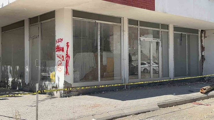 Hasarlı Bina Deprem Sonrası Korkuttu