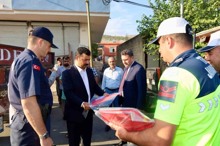 Kahta’da Trafik Güvenliği İçin Çiftçilere Reflektör Dağıtıldı