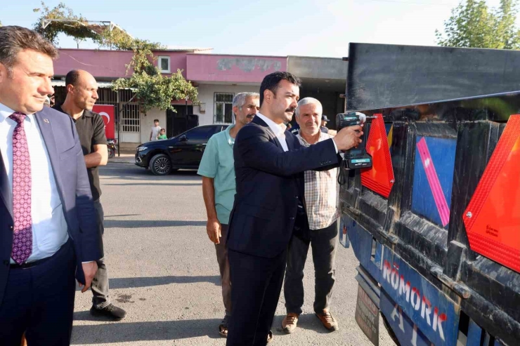 Kahta’da Trafik Güvenliği İçin Çiftçilere Reflektör Dağıtıldı