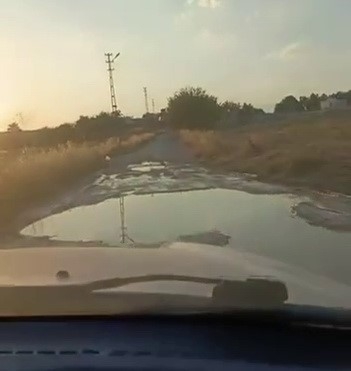 Köy Yolundaki Çökme Ve Çukurlar Sürücülere Zor Anlar Yaşatıyor