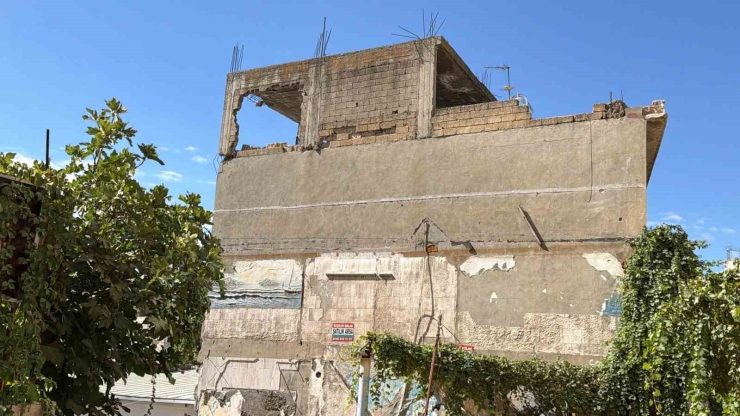 Adıyaman’da Hasarlı Binalar Korkutuyor