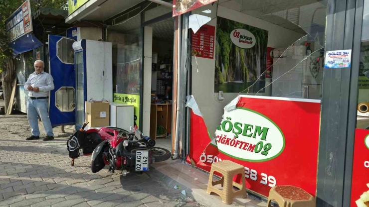 Motosiklet Çocuğa Çarpıp İş Yerine Daldı: 1 Yaralı