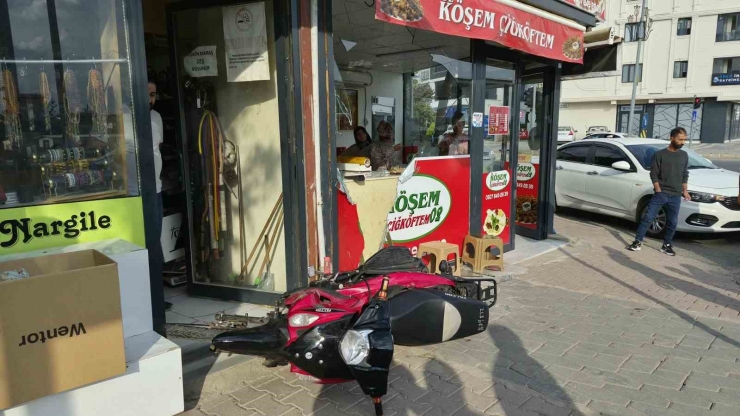 Motosiklet Çocuğa Çarpıp İş Yerine Daldı: 1 Yaralı