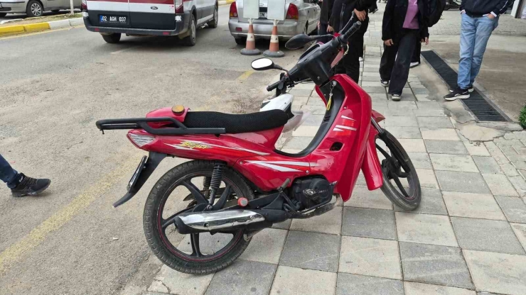 Okul Önünde Motosikletin Çarptığı Öğrenci Yaralandı