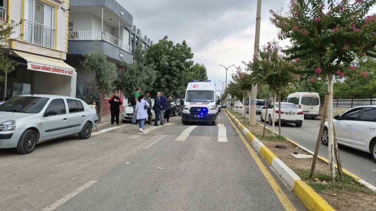 Okul Önünde Motosikletin Çarptığı Öğrenci Yaralandı
