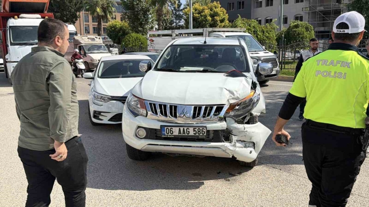 Adıyaman’da İki Kamyonet İle İki Otomobil Çarpıştı: 1 Yaralı