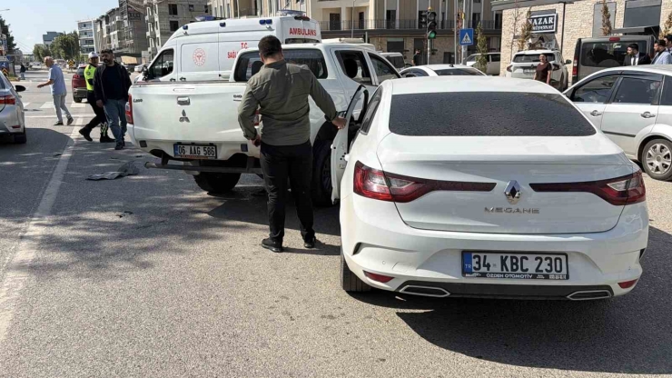 Adıyaman’da İki Kamyonet İle İki Otomobil Çarpıştı: 1 Yaralı