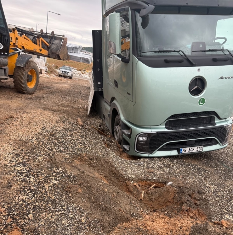 Adıyaman’da Çöken Yolda Tır Mahsur Kaldı
