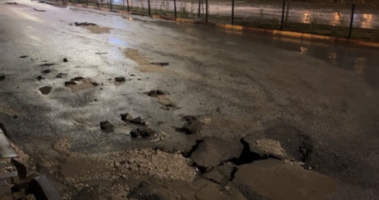 Besni’de Şiddetli Yağış Sonrası Yollar Çöktü