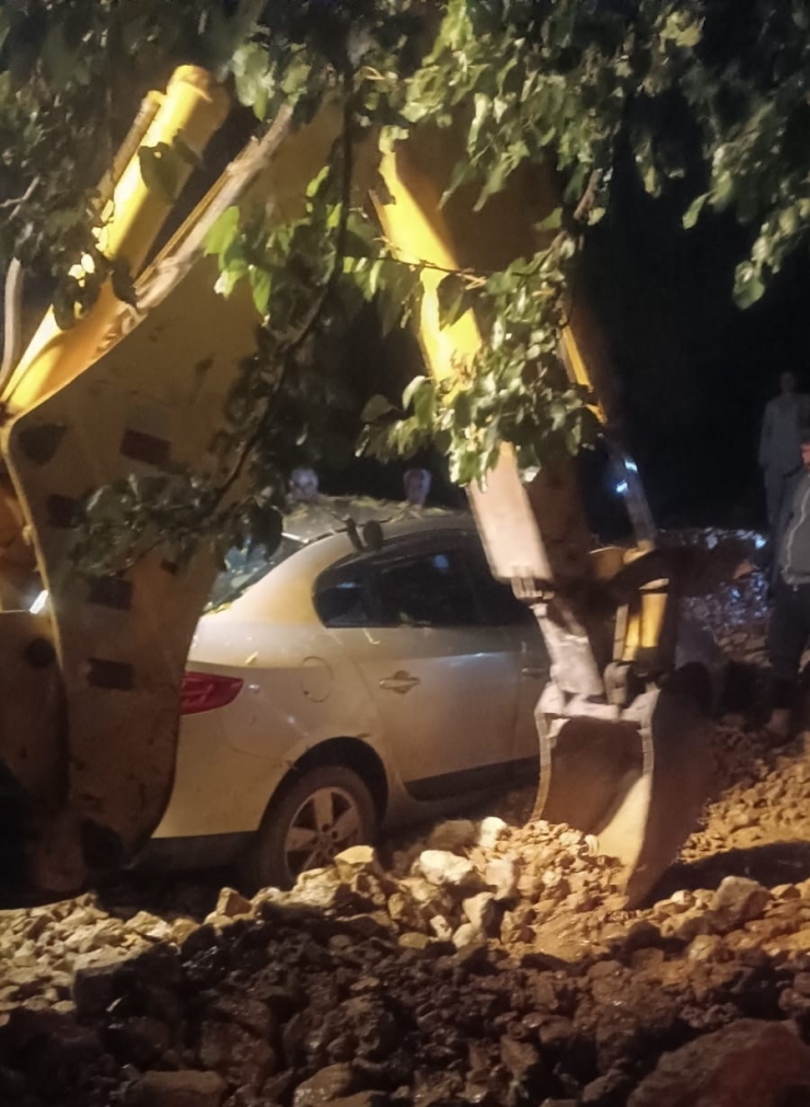 Park Halindeki Otomobil Heyelanda Zarar Gördü