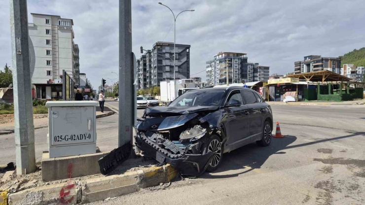 Adıyaman’da Otomobil İle Kamyonet Çarpıştı: 3 Yaralı