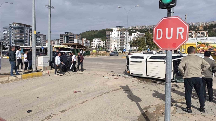 Adıyaman’da Otomobil İle Kamyonet Çarpıştı: 3 Yaralı