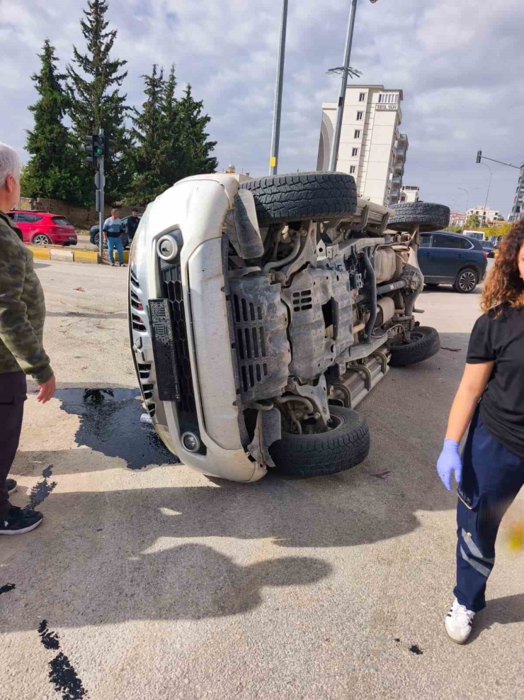 Adıyaman’da Otomobil İle Kamyonet Çarpıştı: 3 Yaralı