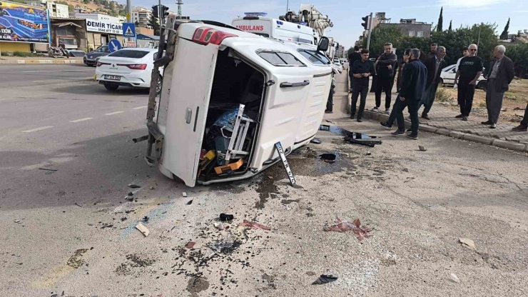 Adıyaman’da Otomobil İle Kamyonet Çarpıştı: 3 Yaralı