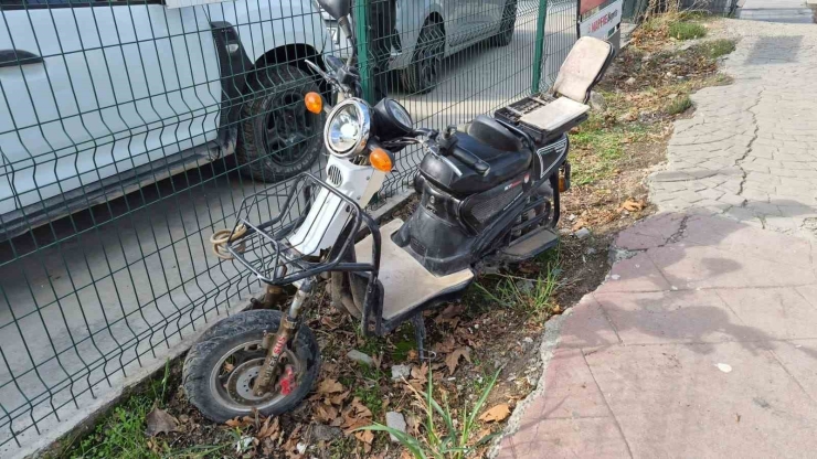 Otomobil İle Elektrikli Bisiklet Çarptı: 1 Yaralı