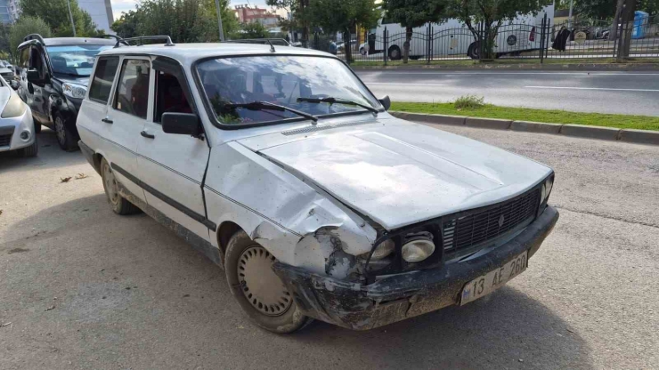 Otomobil İle Elektrikli Bisiklet Çarptı: 1 Yaralı