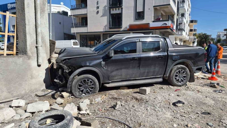 Otomobil İle Kamyonet Çarpıştı: 1’i Ağır 2 Yaralı