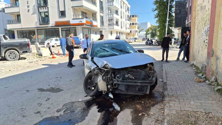 Otomobil İle Kamyonet Çarpıştı: 1’i Ağır 2 Yaralı