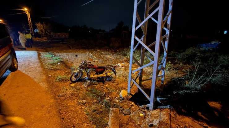 Elektrik Direğine Çarpan Motosiklet Sürücüsü Hayatını Kaybetti
