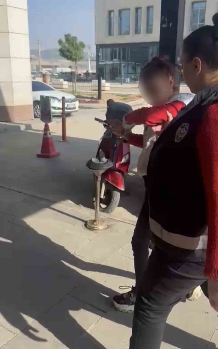 Kediye Taşla Vuran Kadın Yakalandı